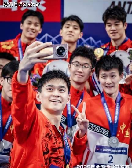 金颁奖领着汪顺潘展乐11个弟弟合影有爱!孙杨4x200自夺冠军赛首(图4)